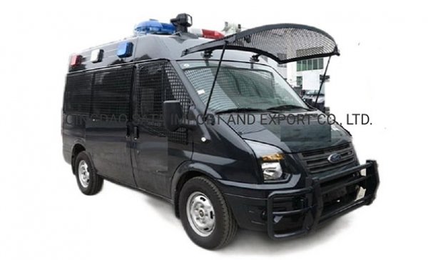 Автомобиль патрульной полиции для борьбы с беспорядками