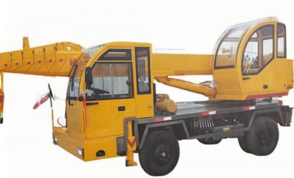 Небольшой вездеходный автокран