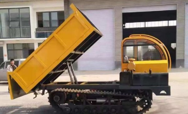 Простой гусеничный транспортный автомобиль