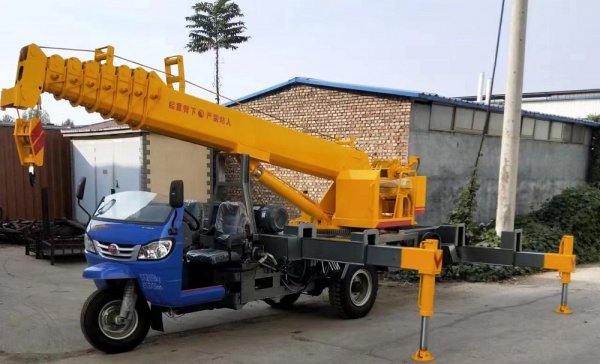 Трехколесный автокран