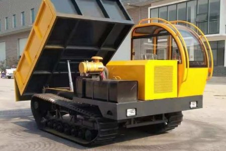 Простой гусеничный транспортный автомобиль