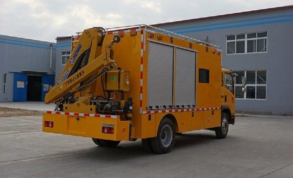 Автомобиль скорой помощи с сопутствующим краном