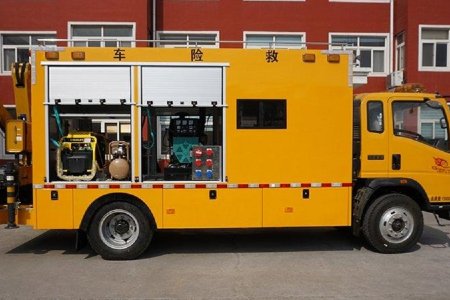 Автомобиль скорой помощи с сопутствующим краном