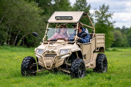 Двухместный UTV с грузовым отсеком для использования в сельском хозяйстве