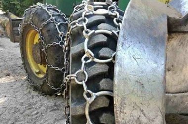 Лесозаготовительная шина, работающая в поле с цепью.
