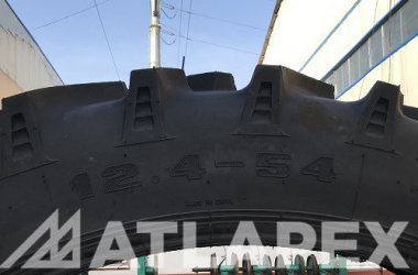 Сельскохозяйственная шина 12.4-54 R-1, предназначенная для опрыскивателей и хлопкоуборочных машин.