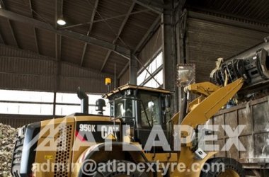 Цельнолитая шина ATLAPEX 23.5-25 используется на мусороперерабатывающем заводе на экскаваторе CAT950.