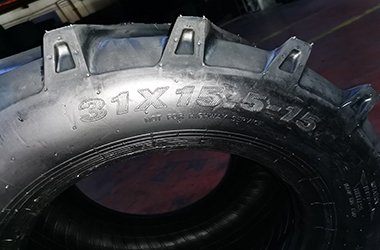 Новые сельскохозяйственные шины 31x15.50-15 для газонокосилок и траншеекопателей.