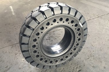 Цельнолитые шины 6.50-10 и 28X9-15 с боковинами, обеспечивающими большую гибкость в эксплуатации.