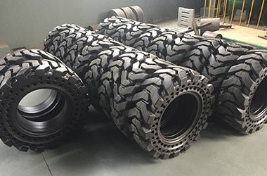 ATLAPEX: Полный ассортимент цельнолитых шин для мини-погрузчиков Bobcat, John Deere, CAT и др.