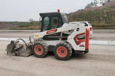 Шины ATLAPEX solid 10-16.5 для экскаватора Bobcat S590 разработаны для обеспечения превосходного сцепления, устойчивости и долговечности в различных условиях эксплуатации.