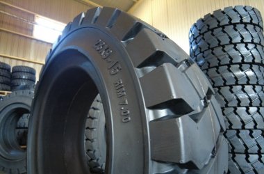 Новинка от ATLAPEX: цельнолитая шина для вилочного погрузчика 28x9-15 с защитой обода и защитным кожухом.