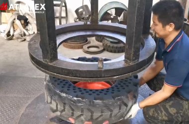Процесс установки цельнолитых шин ATLAPEX на обод для мини-погрузчиков Bobcat, CAT и Case.