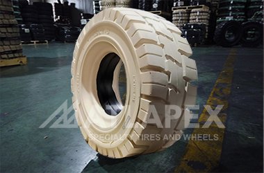 Цельнолитая немаркая шина для вилочных погрузчиков ATLAPEX 18×7-8 с рисунком протектора Dumax: переосмысление принципов чистой и эффективной обработки материалов.