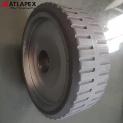 Цельнолитая шина ATLAPEX AP717: профессиональное решение для прицепов авиационной наземной техники. (2)