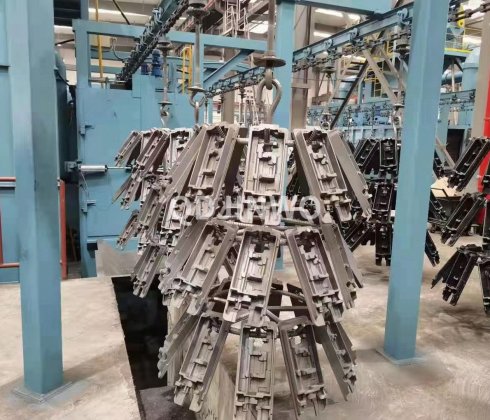 Каковы причины нарушения нормальной циркуляции абразивного материала у конвейерных машин для блонирования?