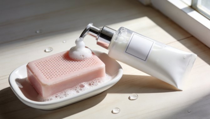 Косметика и туалетные принадлежности: средства для умывания лица и мыло.