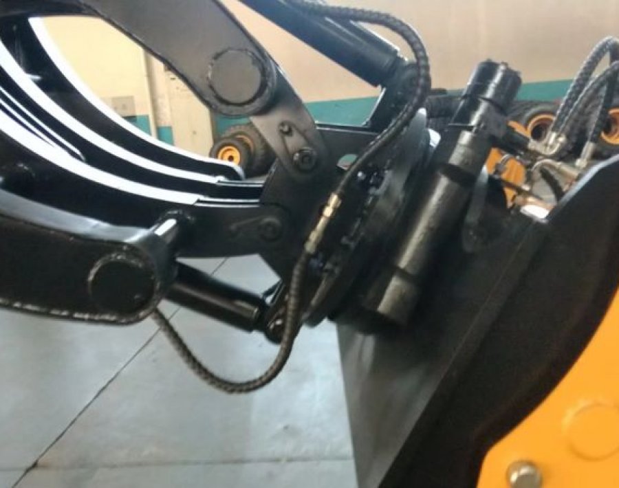 Навесное оборудование для экскаватора-погрузчика — вращающийся ковш