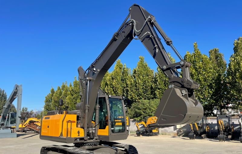 Мощный и универсальный: гусеничный экскаватор APX75