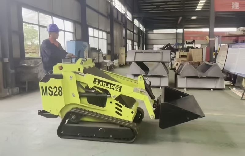 ATLAPEX MS28: Компактный погрузчик с бортовым поворотом и кабиной, меняющий представление об эффективности работы на строительной площадке