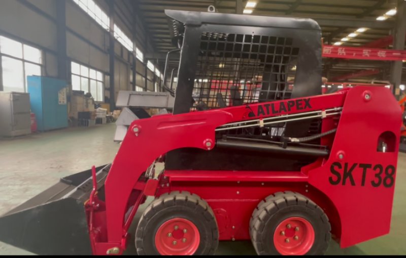 Колесный мини-погрузчик ATLAPEX SKT38: Универсальная машина для строительных площадок
