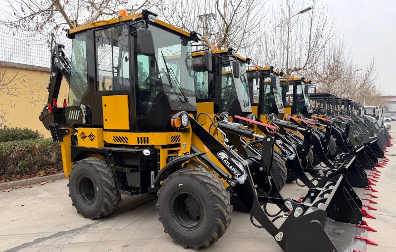 Экскаватор-погрузчик ATLAPEX BKA100: сочетание мощности, гибкости и безопасности для тяжелых работ