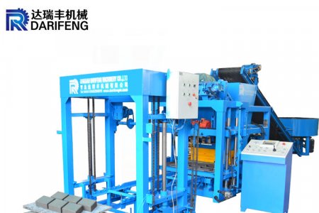 Машина для производства бетонных блоков QT4-25 для клиентов из Уганды