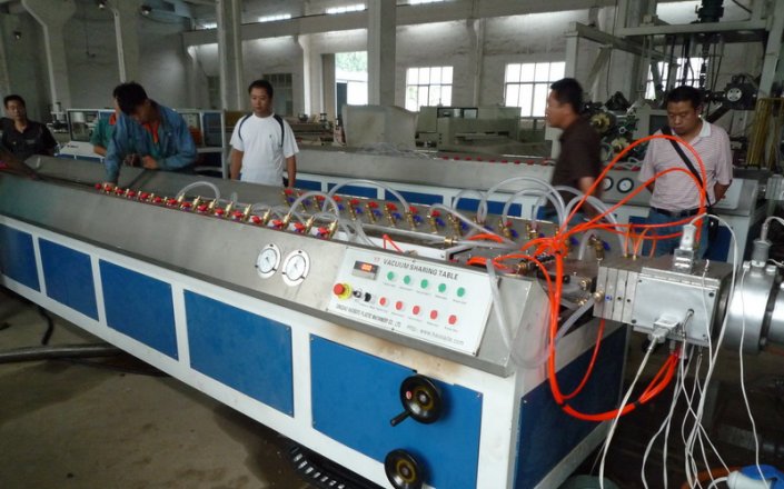 Исследования по экструзионному процессу и производительности древесно-пластикового композитного оборудования