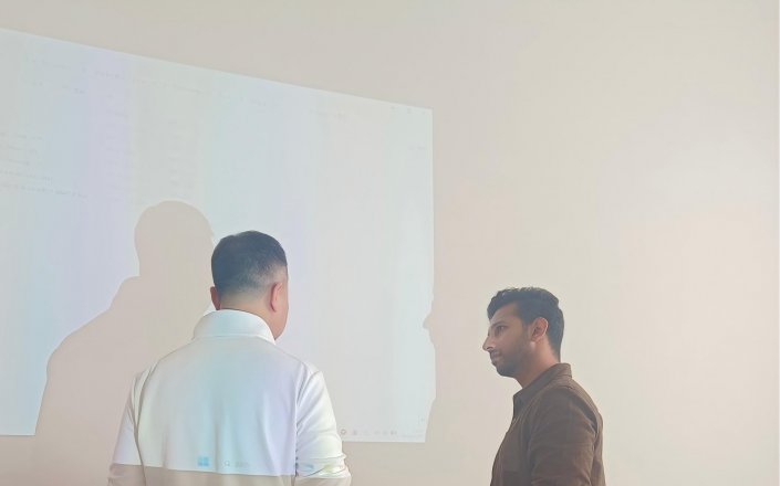 Индийский клиент посетил завод, чтобы проверить оборудование двойной трубы