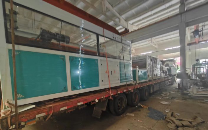 Десять комплектов пластикового трубного оборудования были упакованы и отправлены во Вьетнам