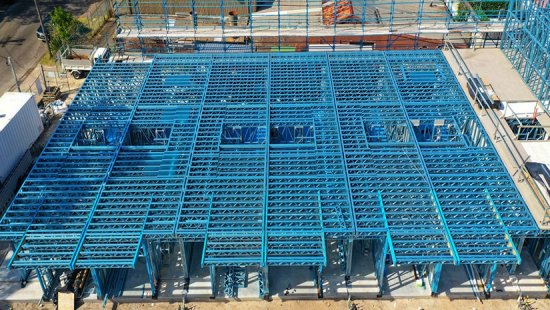 Поставка стальных компонентов для здания крана, здания фабрики и гаража.