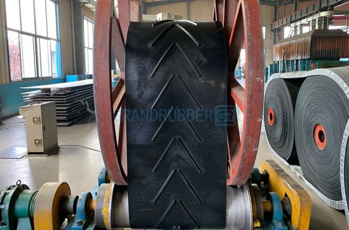 Конвейерная лента с открытым V-образным шевроном