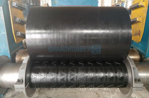 Конвейерная лента с шевронными перегородками