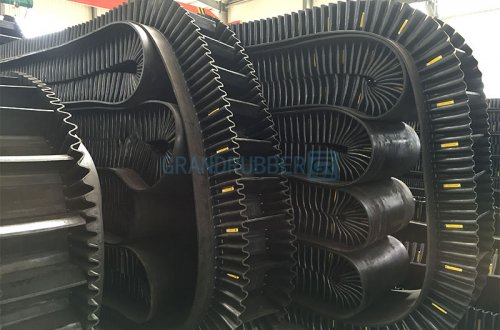 Ленточный конвейер с крутым углом наклона