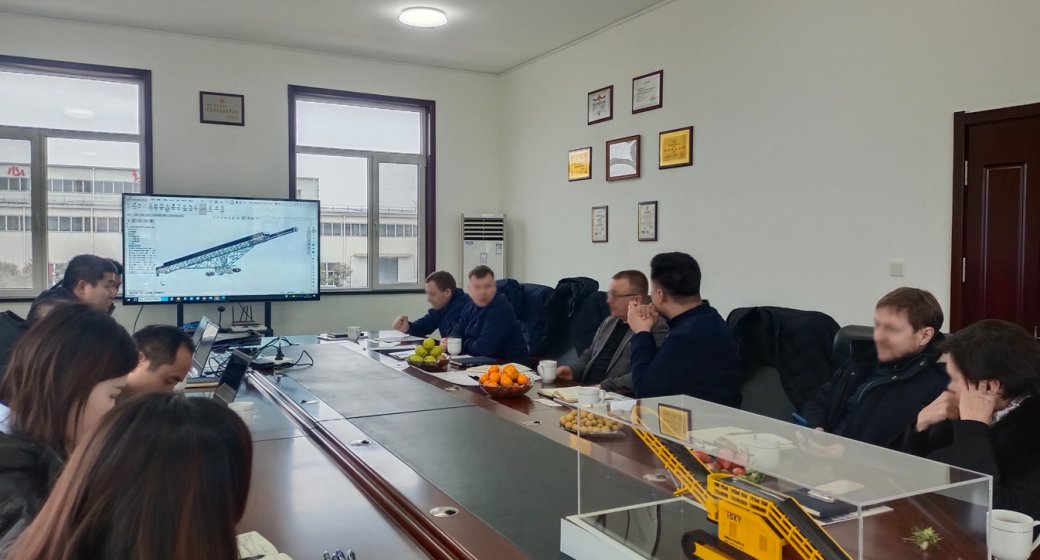 TSKY продемонстрировал инновационный мобильный телескопический штабелёр клиенту в ходе визита, укрепляя партнёрство