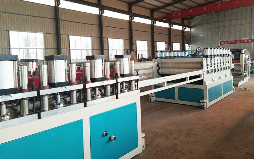 Линия по производству вспененных ПВХ-панелей для крапчатой ​​древесины / строительных шаблонов / мебельных панелей из ПВХ