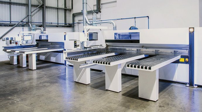 Пильный станок с подвижным столом