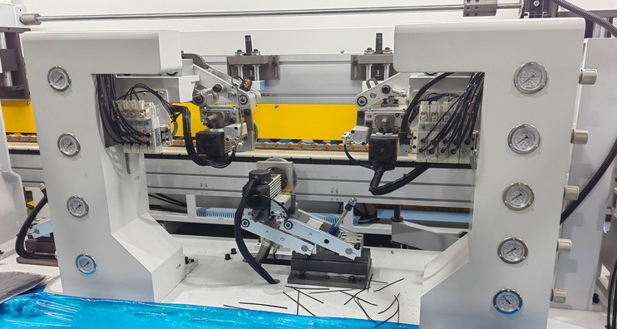 Отслеживание четырех голов