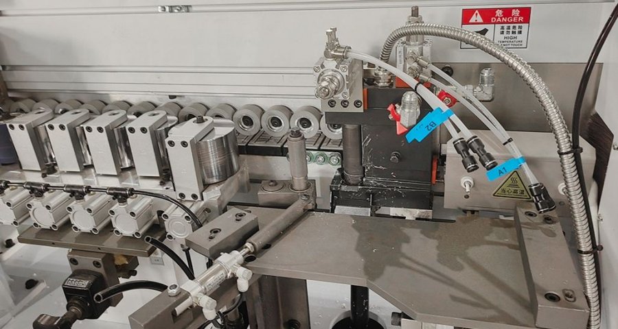 Машина для нанесения полиуретанового клея