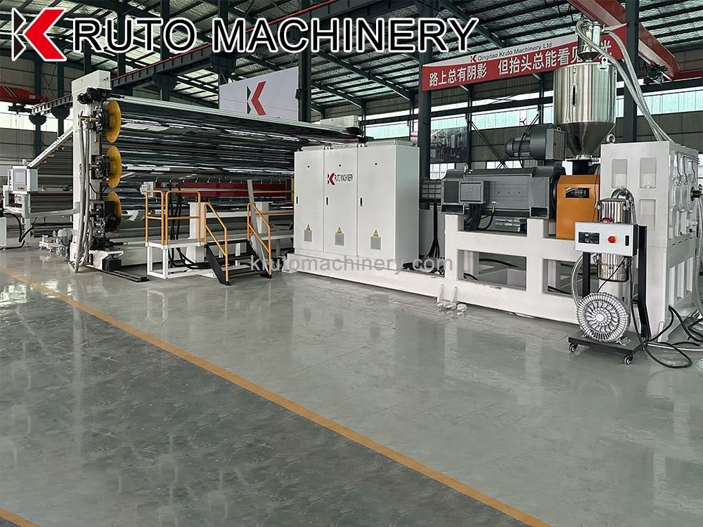 Easy-maintainable plastic sheet extruder for continuous workflow