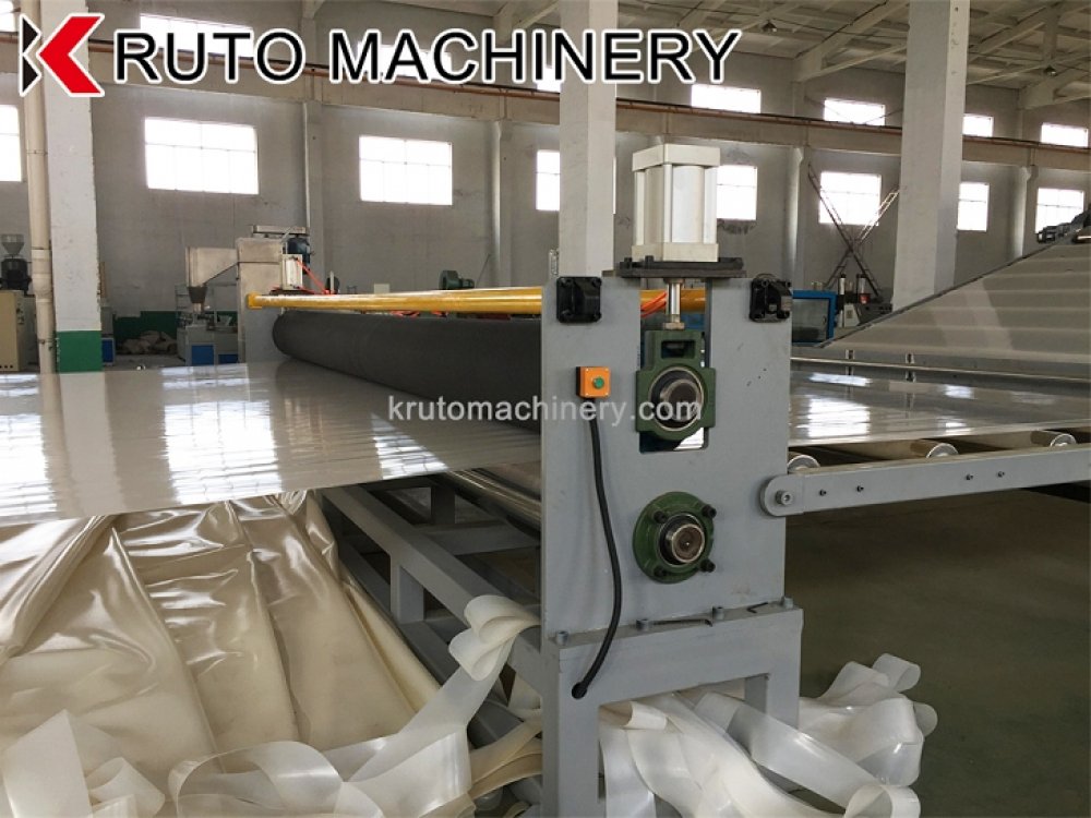 High-efficiency geomembrane extrusion system for large sheets