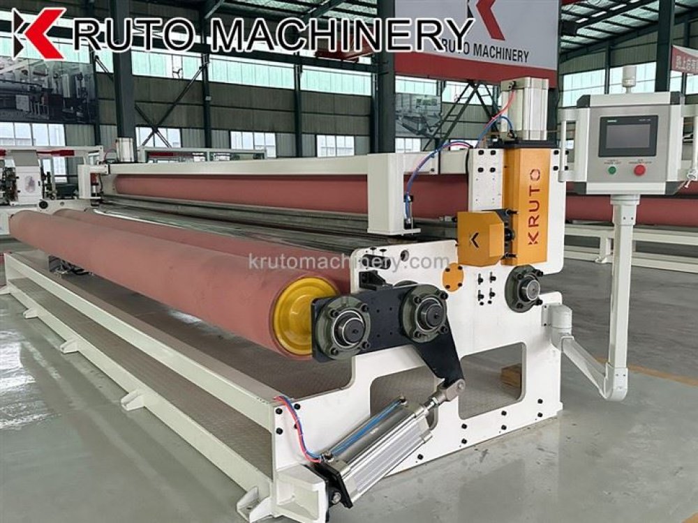 Optimized extruder line for uniform thickness plastic sheets