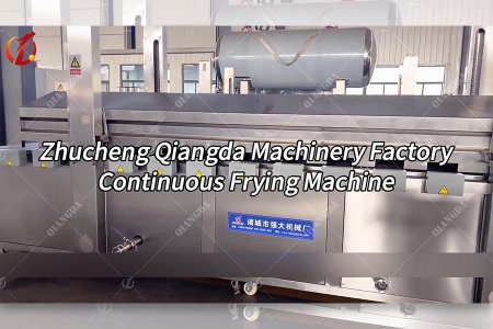 Фритюрницы непрерывного действия компании Qiangda Machinery, специализирующейся на производстве закусок.