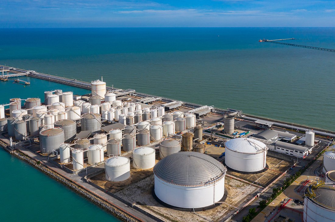 Процесс очистки нефтесодержащих сточных вод в районе резервуаров нефтебазы