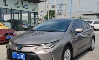 Toyota Corolla 2021 модельного года, гибридная версия 1,8 л E-CVT, флагманская версия.
