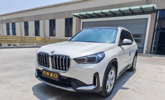 BMW X1 2023 года, белый цвет, комплект по дизайну