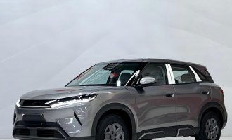 BYD Yuan UP, серый цвет, модель 2025 года, 301 км, тип «Лидер»