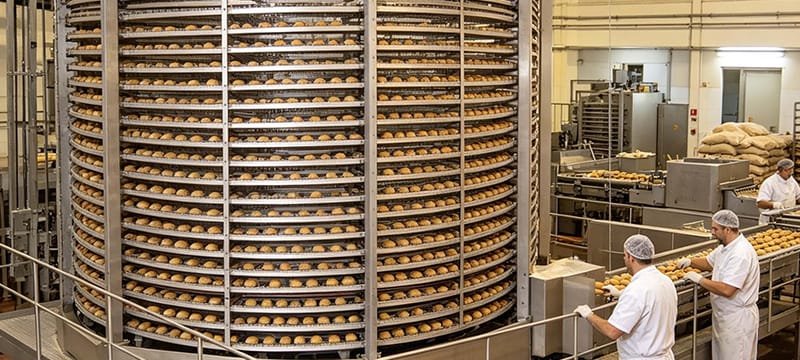 Европейская пекарня увеличила срок службы оборудования на 66% после перехода на гигиеничные конвейерные ленты из нержавеющей стали от компании Premium Steel.