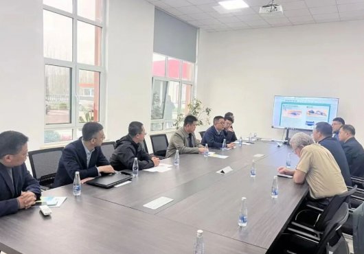 Руководители правительства посетили Лекен для проведения исследований в поддержку развития отрасли сельскохозяйственной техники.