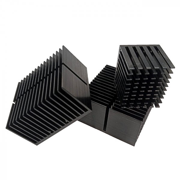 Высококачественный премиальный микрообработанный радиатор из нержавеющей стали с черными прорезями, обработанный на станке с ЧПУ